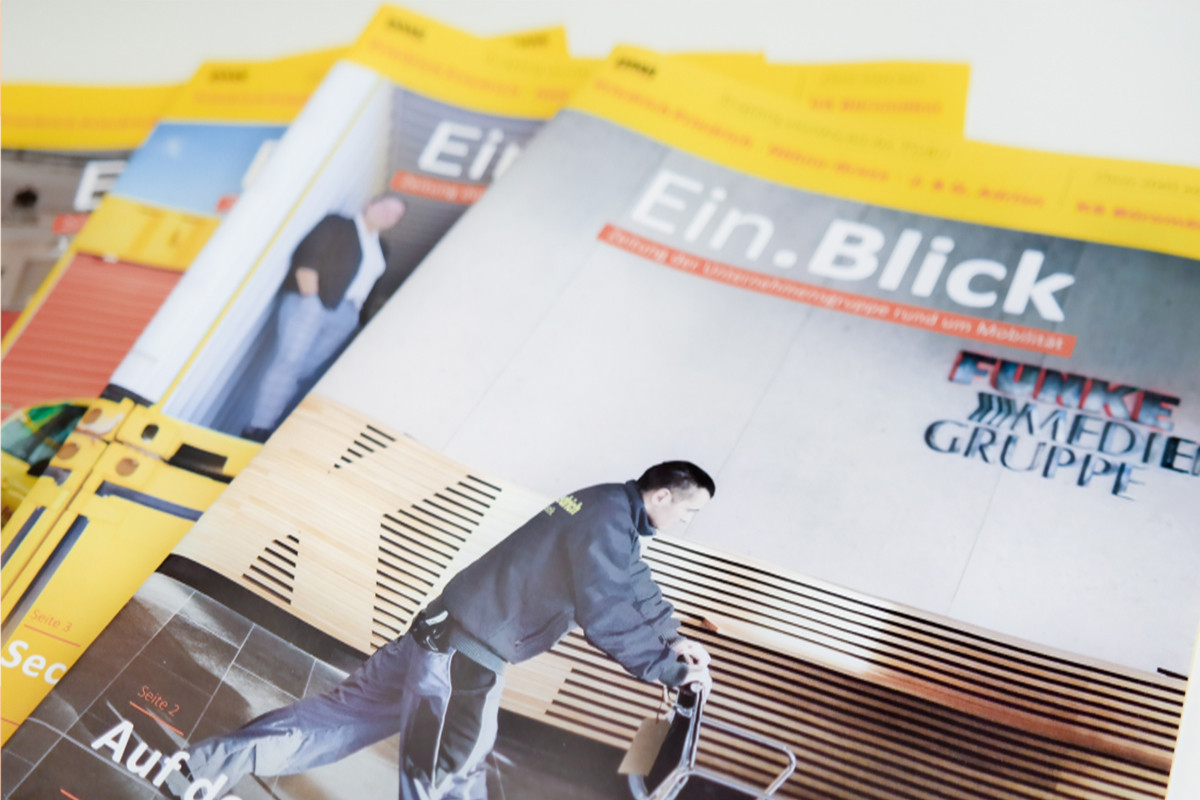 Ausgaben des Logserv Magazins Ein.Blick zum Thema Umzug und Mobilität.