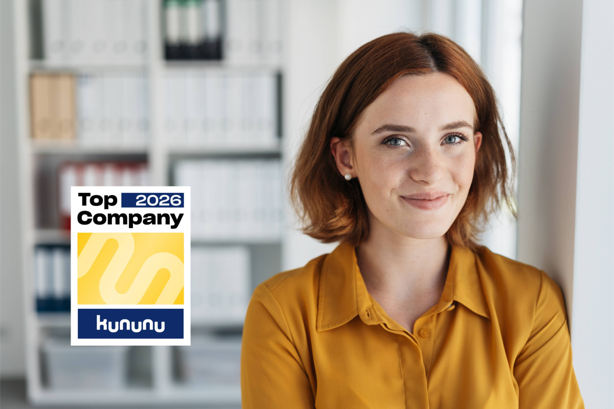 Kununu Top Company 2026 Auszeichnung neben einer Person im Büro.