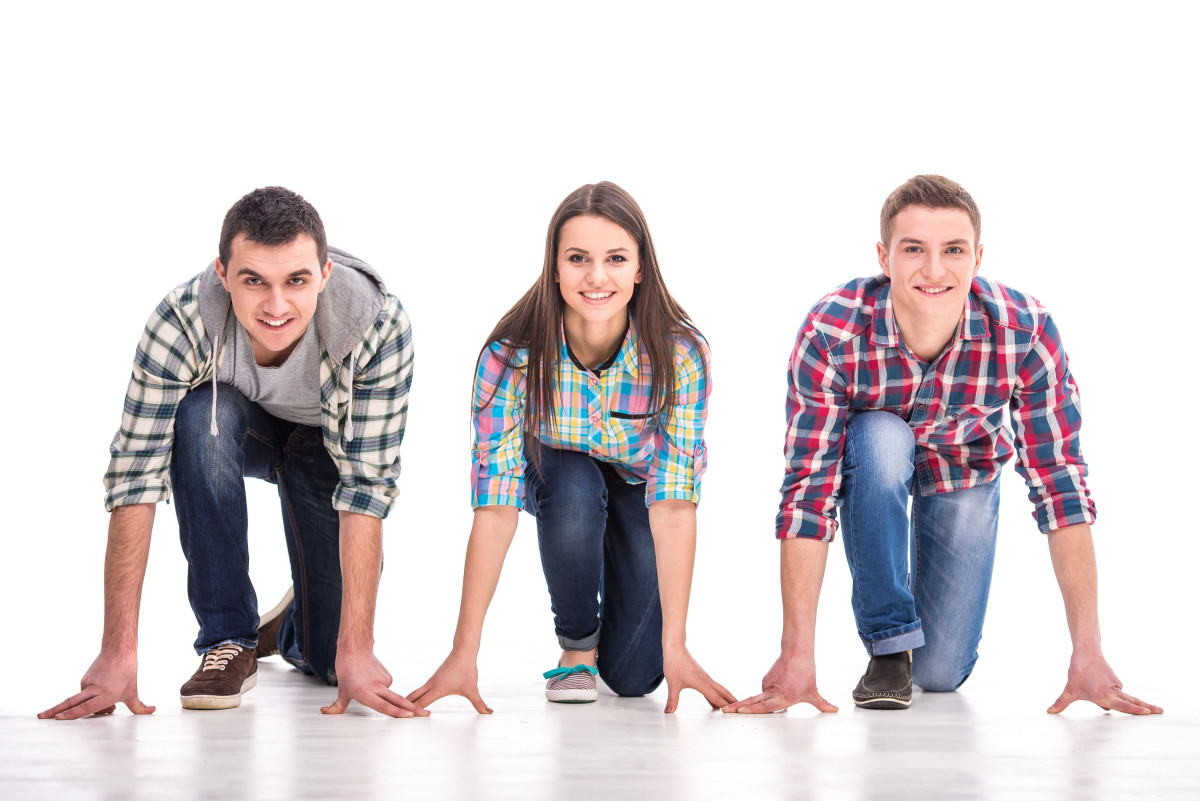 Drei junge Menschen stehen gemeinsam in der Startposition, symbolisch für Motivation und Berufsstart.