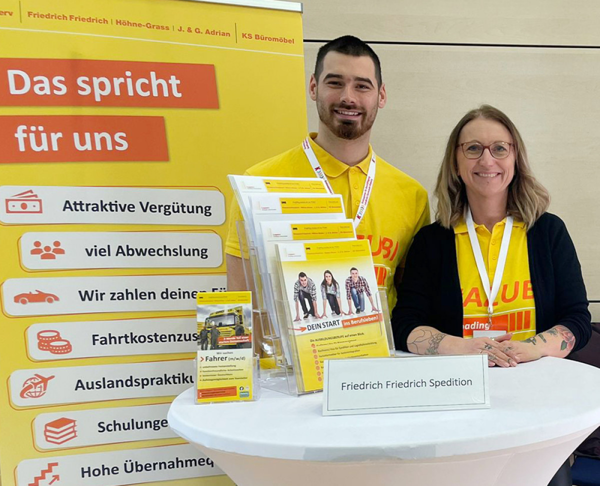 Zwei Mitarbeitende am Messestand der Friedrich Friedrich Spedition auf einer Jobmesse.