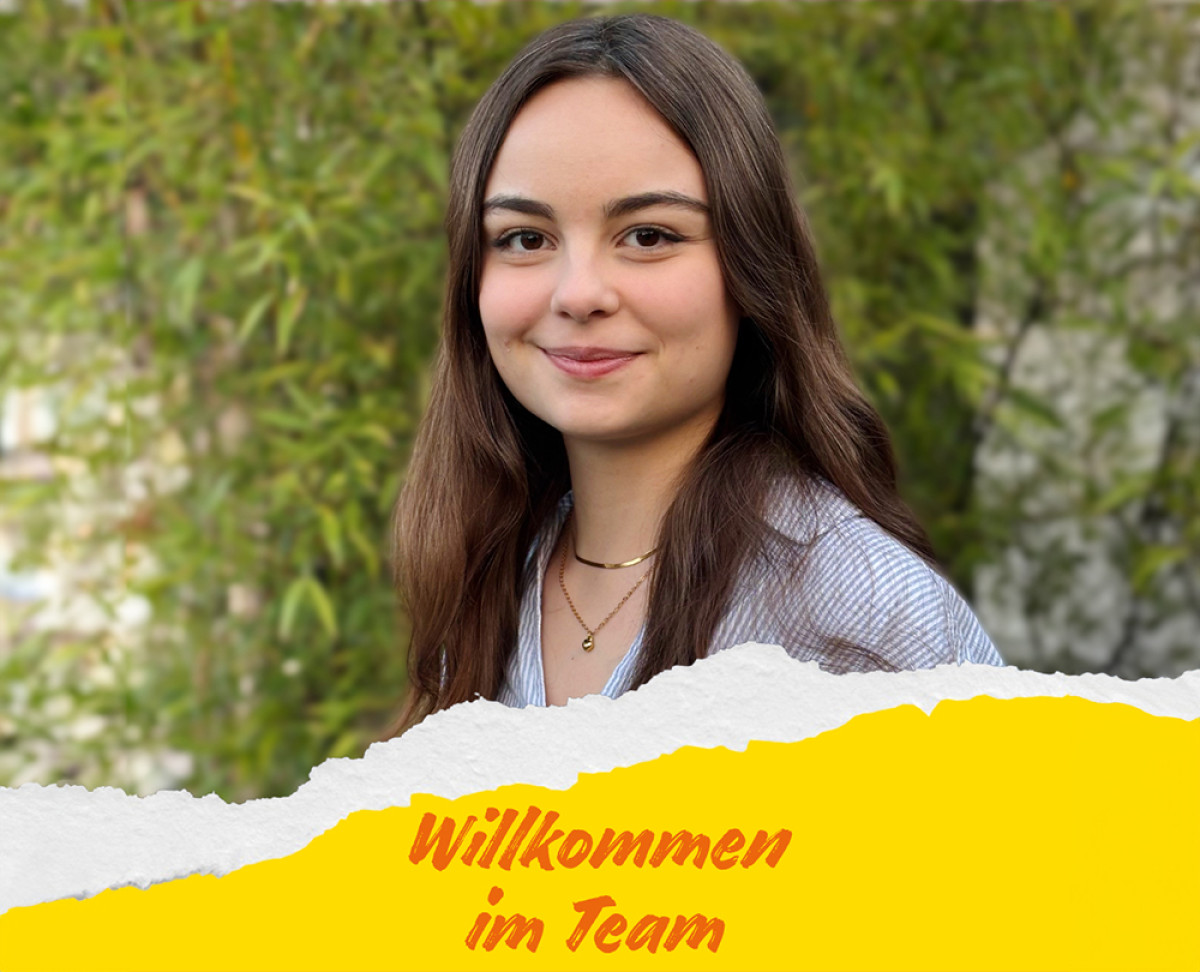 Porträt einer jungen Frau mit dem Schriftzug „Willkommen im Team“ vor grünem Hintergrund.