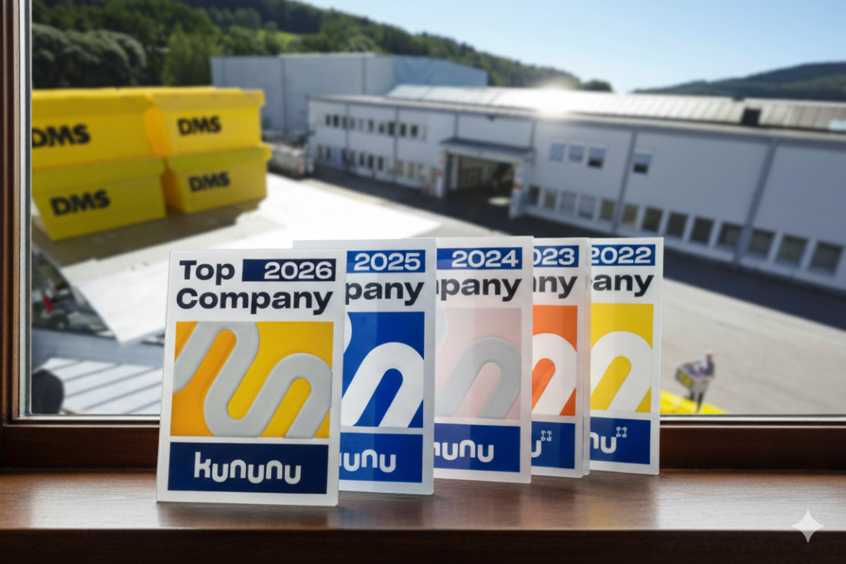 Kununu‑Top‑Company‑Siegel der Jahre 2022 bis 2026 stehen auf einer Fensterbank mit Blick auf das Firmengelände der Unternehmensgruppe