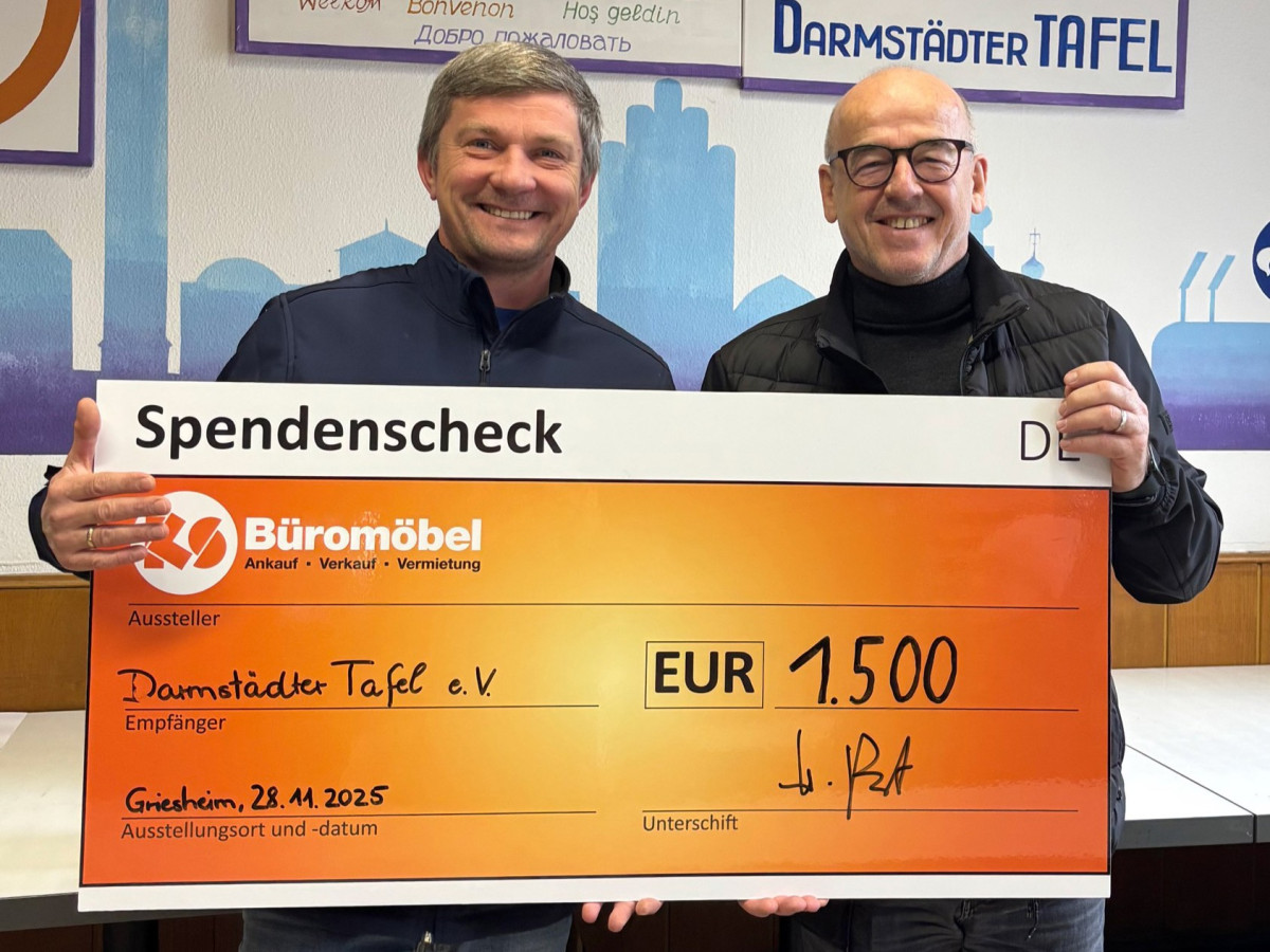 Übergabe eines 1.500‑Euro‑Spendenschecks von KS Büromöbel an die Darmstädter Tafel e. V.