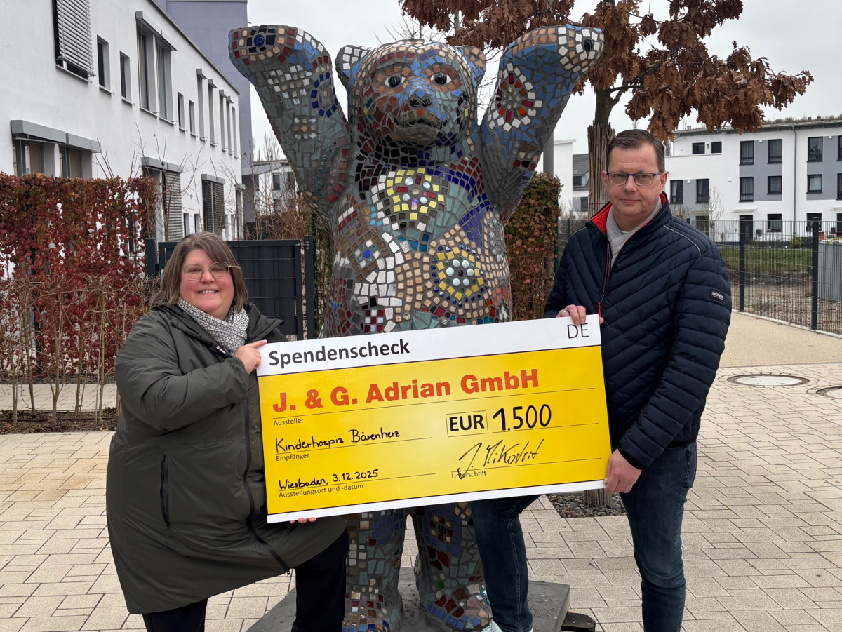 Übergabe eines 1.500‑Euro‑Spendenschecks von J. & G. Adrian GmbH an den Kinderhospiz Bärenherz