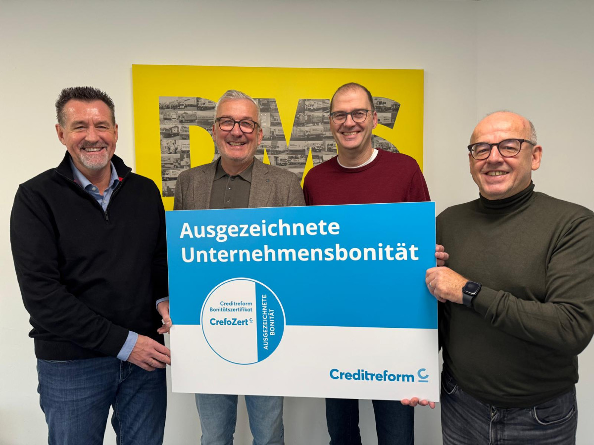 Geschäftsführung präsentiert CrefoZert‑Auszeichnung für ausgezeichnete Unternehmensbonität