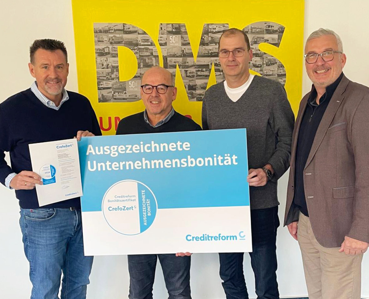 Mitarbeitende der DMS Friedrich Friedrich präsentieren das CrefoZert-Siegel für ausgezeichnete Unternehmensbonität von Creditreform.   