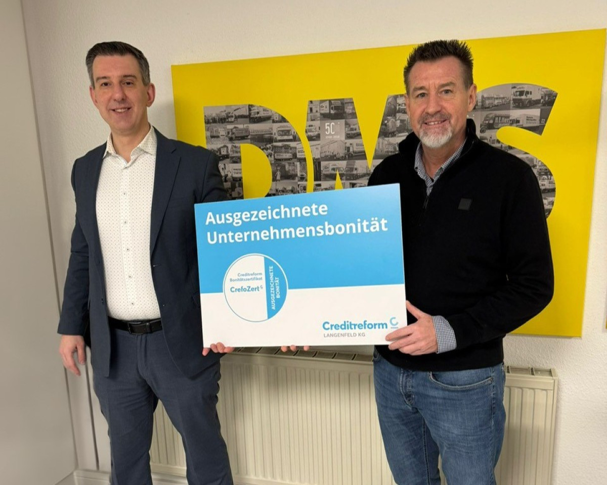 Vertreter von DMS präsentieren das CrefoZert-Siegel für ausgezeichnete Unternehmensbonität von Creditreform vor einem gelben DMS‑Hintergrund.