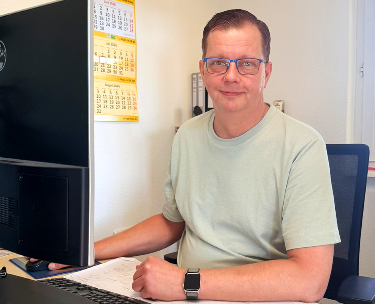 Mitarbeiter Herr Mikoteit an seinem Arbeitsplatz im Büro 