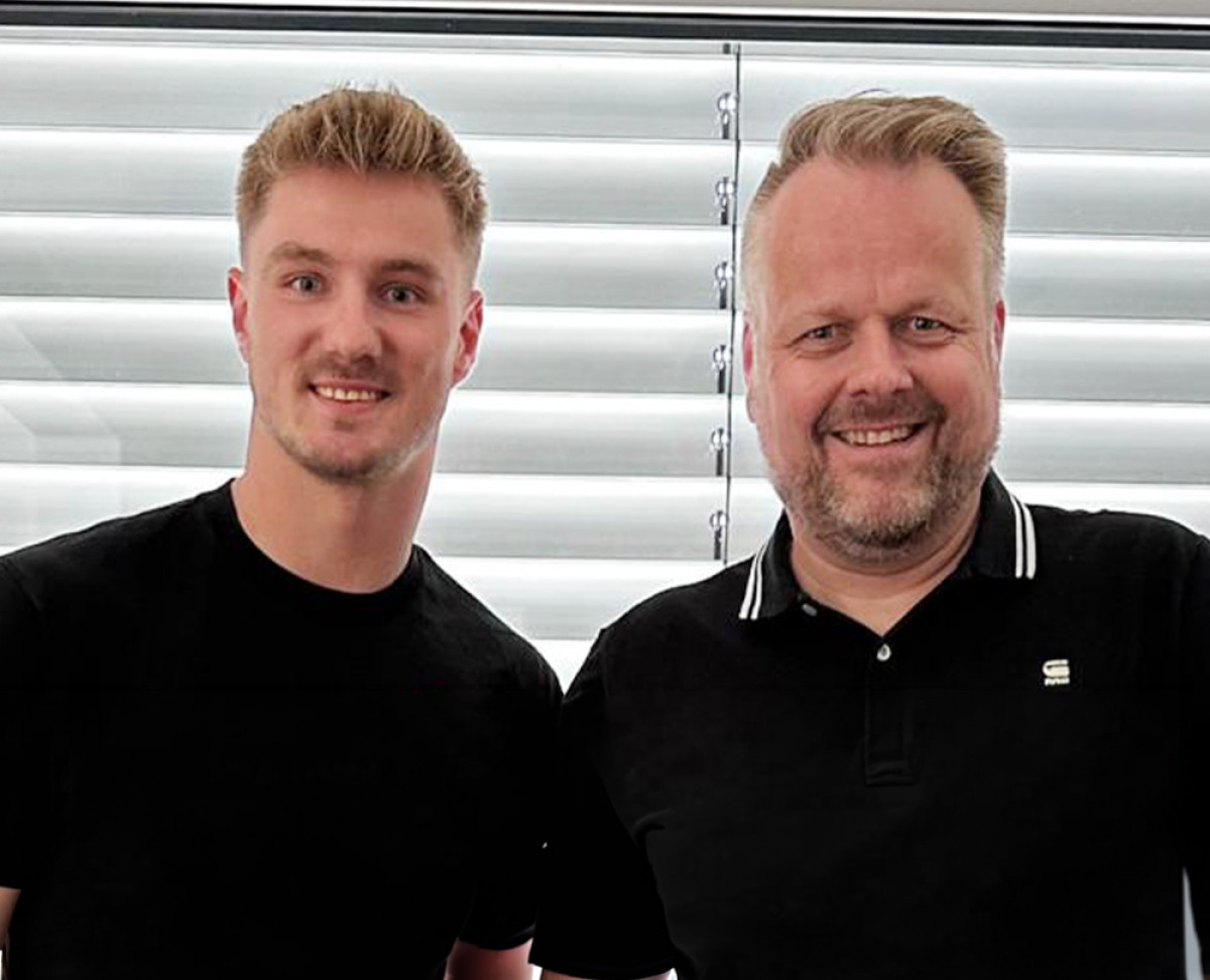 Fußballtorhüter Luca Unbehaun mit Ralf Feller von Höhne-Grass