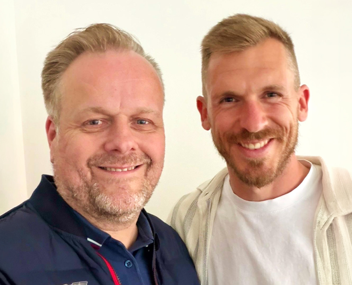 Fußballtorhüter Daniel Batz mit Ralf Feller von Höhne-Grass nach seinem Umzug zur Borussia