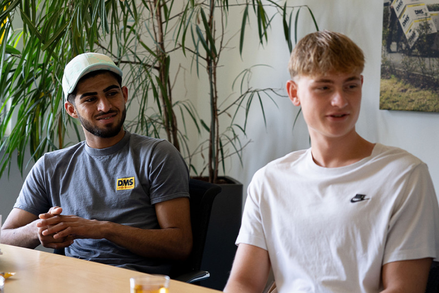 Zwei Auszubildende sitzen während eines Schulungs‑ oder Austauschtermins an einem Konferenztisch.