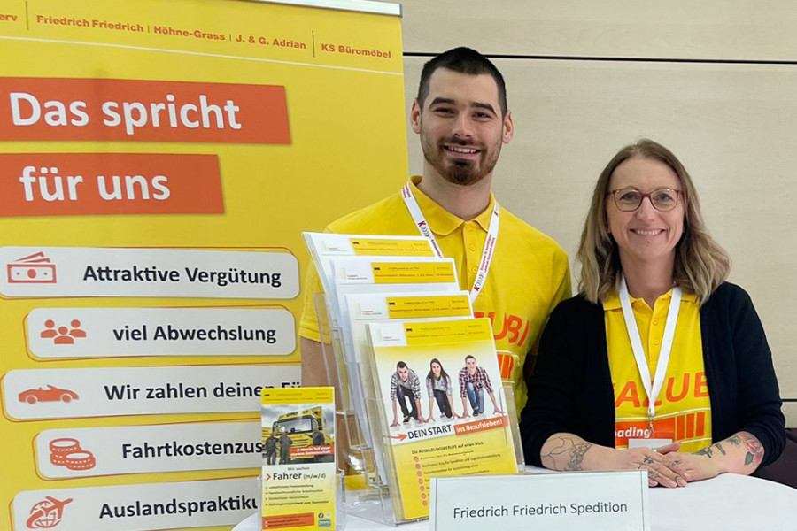 Zwei Mitarbeitende am Messestand der Friedrich Friedrich Spedition auf einer Jobmesse.