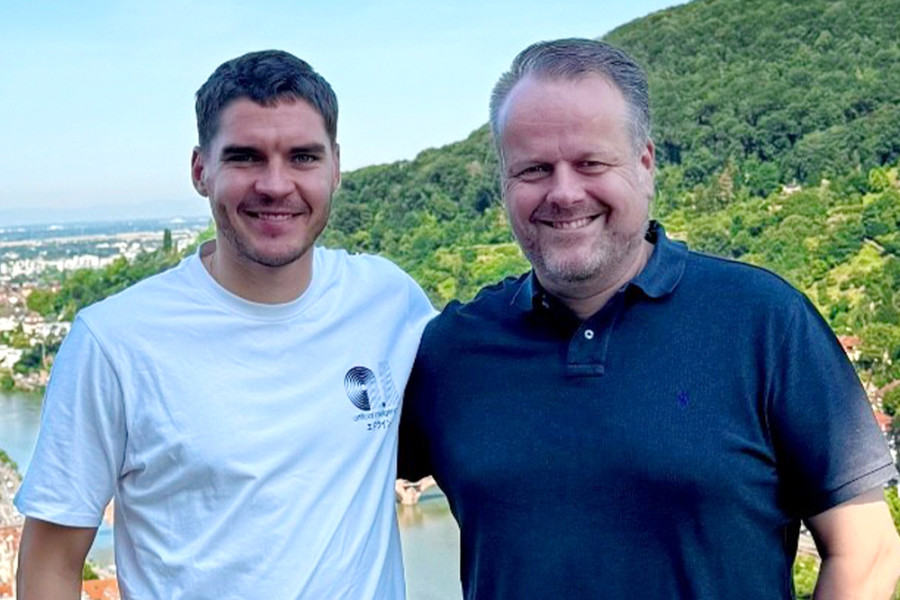 Zwei Männer mit jeweils einen Arm um die Schulter