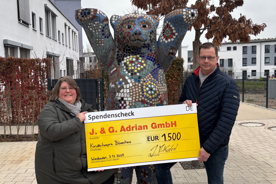 Übergabe eines 1.500‑Euro‑Spendenschecks von J. & G. Adrian GmbH an den Kinderhospiz Bärenherz
