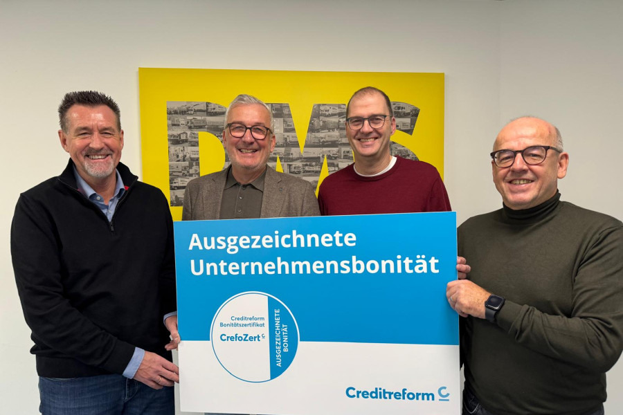Geschäftsführung präsentiert CrefoZert‑Auszeichnung für ausgezeichnete Unternehmensbonität