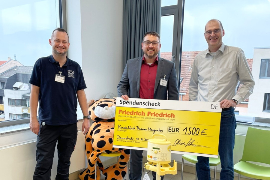 Übergabe eines Spendenschecks über 1.500 Euro von Friedrich Friedrich an die Kinderklinik Prinzessin Margaret in Darmstadt.