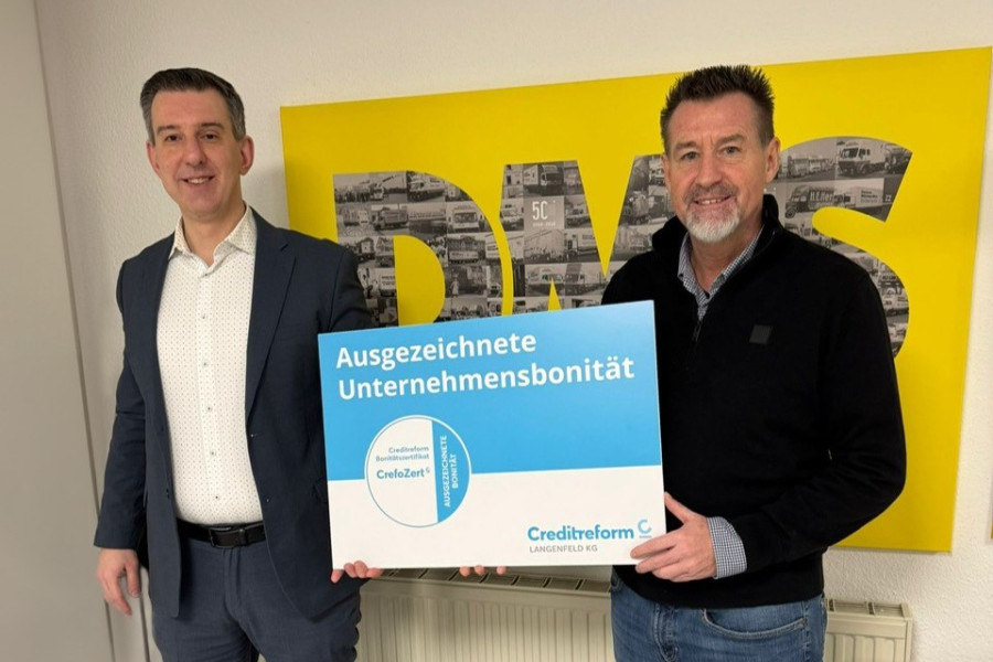 Vertreter von DMS präsentieren das CrefoZert-Siegel für ausgezeichnete Unternehmensbonität von Creditreform vor einem gelben DMS‑Hintergrund.