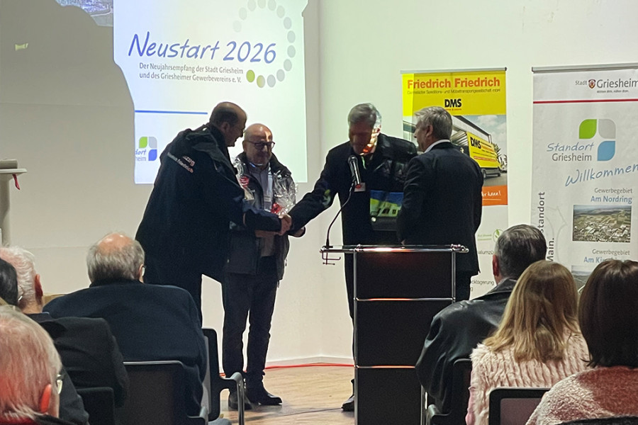 Bühnenmoment einer Veranstaltung zum Projekt ‚Neustart 2026‘ in Griesheim mit Teilnehmenden und Publikum 
