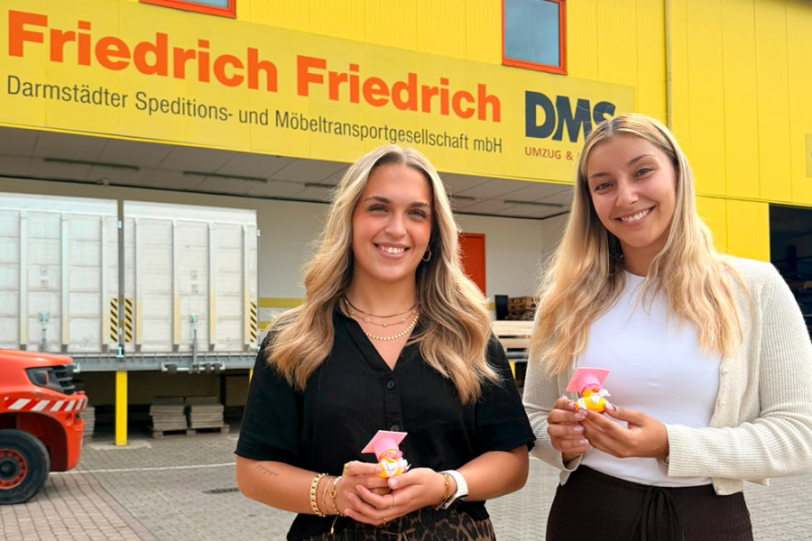 Zwei erfolgreich übernommene Auszubildende vor dem Firmengebäude von Friedrich Friedrich
