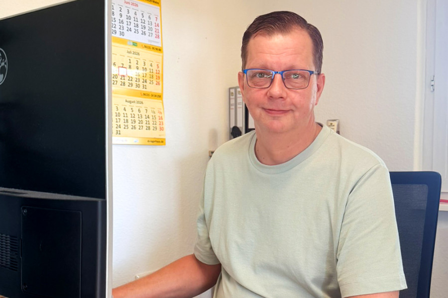 Mitarbeiter Herr Mikoteit an seinem Arbeitsplatz im Büro 