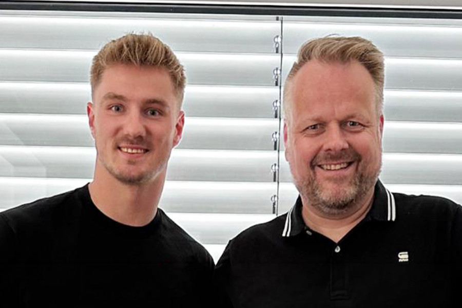 Fußballtorhüter Luca Unbehaun mit Ralf Feller von Höhne-Grass