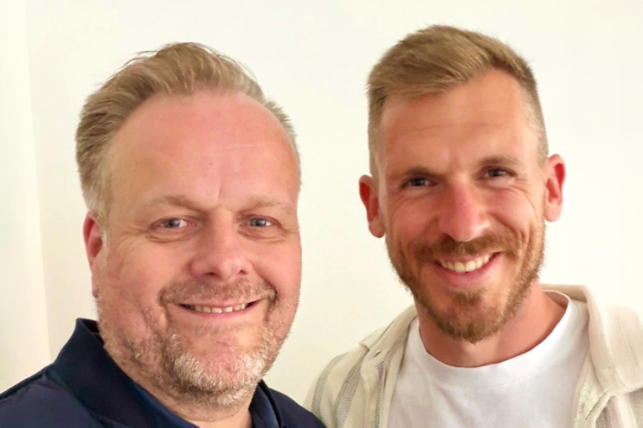 Fußballtorhüter Daniel Batz mit Ralf Feller von Höhne-Grass nach seinem Umzug zur Borussia
