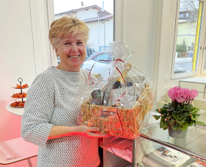 Birgit Richter mit ihrem Abschiedsgeschenk zu Ruhestand Birgit Richter mit ihrem Abschiedsgeschenk zu Ruhestand