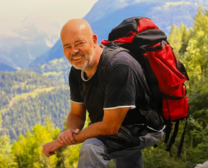 Christian Bracke, Objektleiter bei Friedrich Friedrich, mit seinem Rucksack in den Bergen Christian Bracke, Objektleiter bei Friedrich Friedrich, mit seinem Rucksack in den Bergen