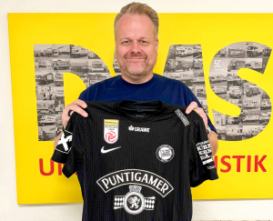 Ralf Feller mit Fußballtrikot von Tim Oermann