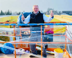 Hans Bock im Hubsteiger über den Friedrich Friedrich Dächern