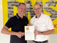 Andreas Eichinger von der AMÖ und Oliver Gerheim, Geschäftsführer von Friedrich Friedrich mit dem Zertifikat in den Händen