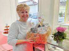 Birgit Richter mit ihrem Abschiedsgeschenk zu Ruhestand 