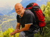 Christian Bracke, Objektleiter bei Friedrich Friedrich, mit seinem Rucksack in den Bergen