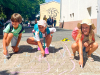 Kartierung der Schulwege: Luan, Elena und Zoé zeigen mit bunten Kreidesymbolen ihren Schulweg