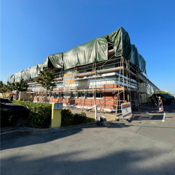 Die Fassade von Friedrich Friedrich Gebäude mit Baugerüst