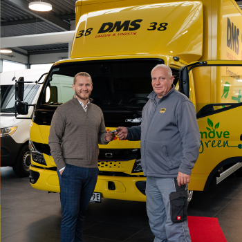 Steffen Horn (Vertriebsmitarbeiter, Autohaus Kunzmann) und Cezary Musial (LKW-Fahrer , Friedrich Friedrich) stehen vor eCanter