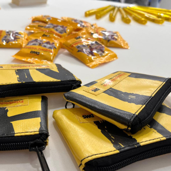 Unsere upgecycelten Mini-Taschen aus Planenmaterial und weitere Give Aways
