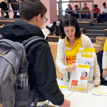 Laura Bartscher stellt Jugendlichen unsere Azubi-Angebote vor