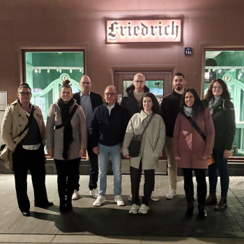 Das Team der Unternehmensgruppe vor einem "Friedrich"-Geschäft