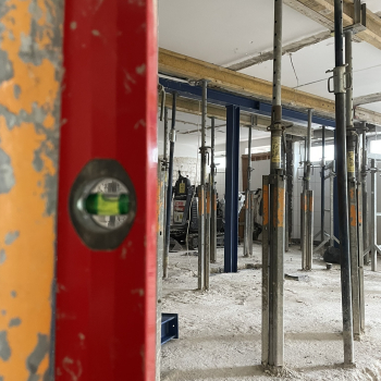 leerer Raum mit Tragebalken