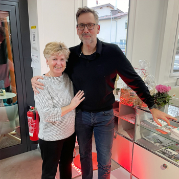 Birgit Richter und Michael Erbes vor dem KS Büromöbel Eingang