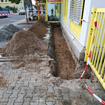 das Pflaster im Bereich der Parkplätze und Fahrradständer wurde entfernt