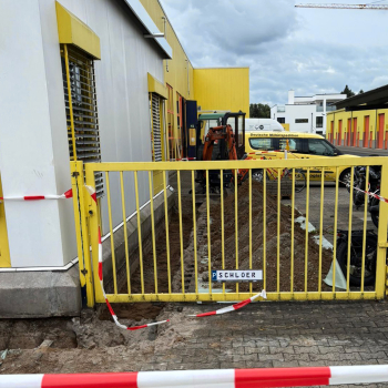 Sockelbereich ist auch an der Seite des Bürogebäudes entfernt worden