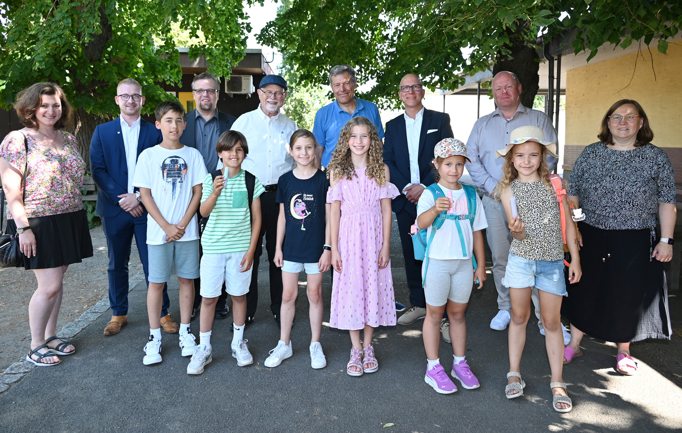 Sponsoren von "Schulwegkartierung" und Kinder der Friedrich-Ebert-Schule in Griesheim (Foto: Gudrun Hausl)