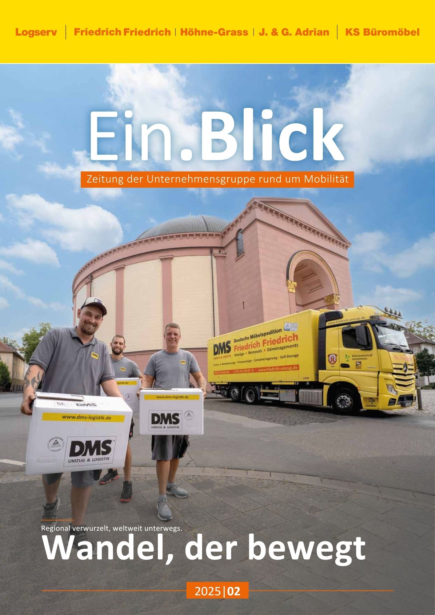 Titelbild des Unternehmensmagazins Ein.Blick mit DMS‑Mitarbeitern, die Umzugskartons vor einem historischen Rundbau tragen, neben einem gelben Friedrich‑Friedrich‑LKW unter blauem Himmel.