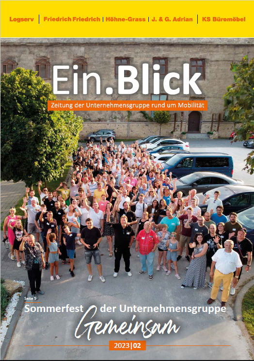Titelbild des Ein.Blick Magazins der Unternehmensgruppe mit großem Sommerfest‑Gruppenfoto.