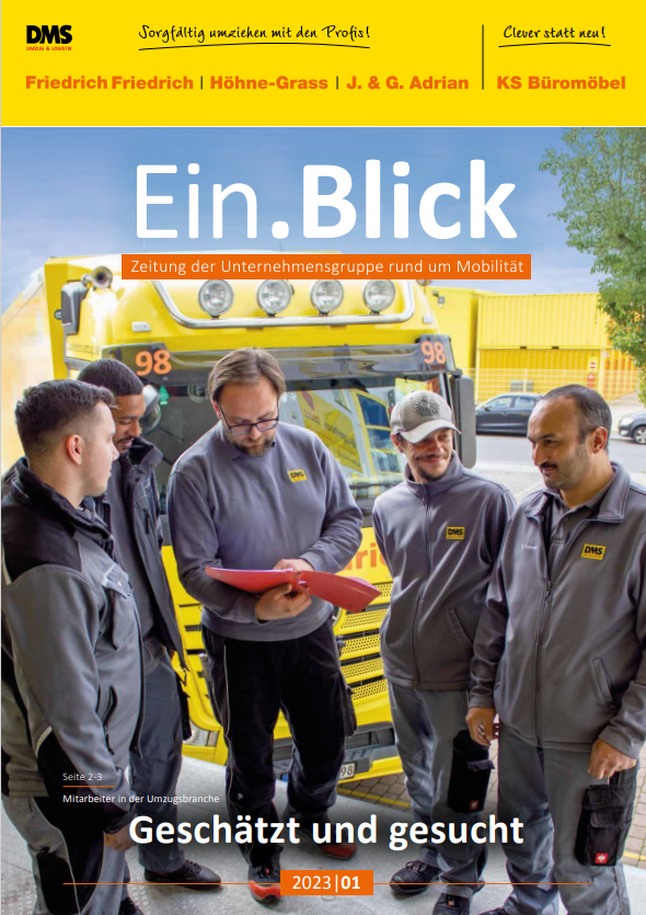 Titelbild des Ein.Blick Magazins der Unternehmensgruppe mit Mitarbeitenden vor einem DMS‑Umzugslastwagen.